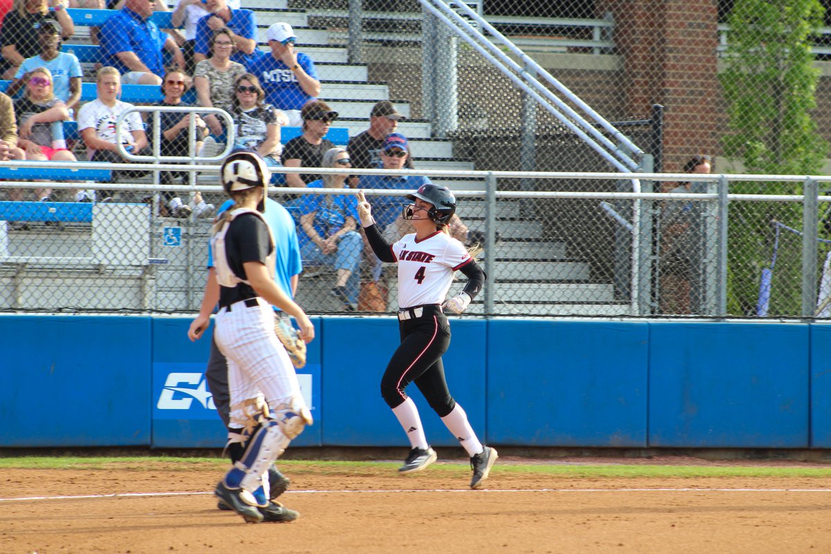 JaxStateSB's tweet image. ⚡️ DOUBLE TROUBLE ⚡️

Jaci Underwood launches her SECOND homer of the ball game ✌️

#StayCocky 🐔 | #FearTheBeak 👌