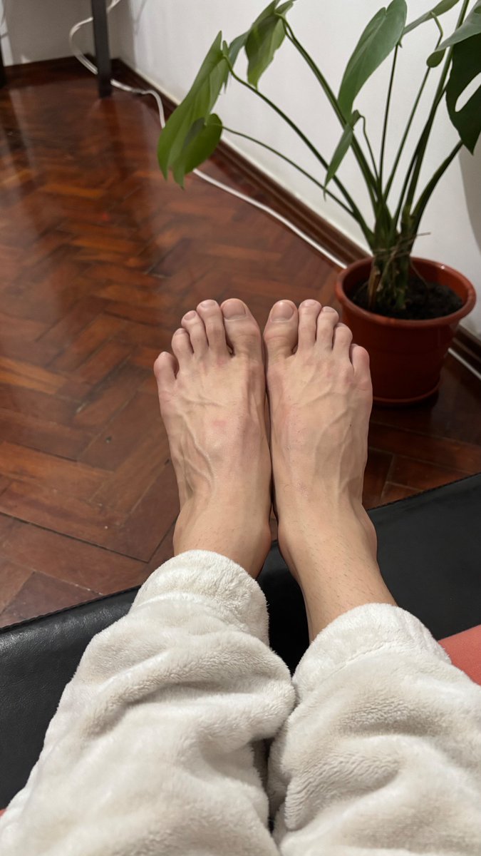 Um pezin de princesa??! 😳😂😂

#feetlovers #feetfetısh #feet #gay