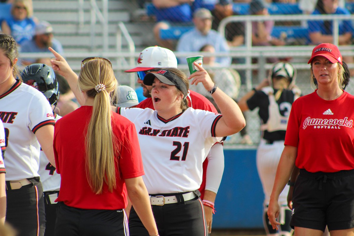 JaxStateSB's tweet image. ⚡️ DOUBLE TROUBLE ⚡️

Jaci Underwood launches her SECOND homer of the ball game ✌️

#StayCocky 🐔 | #FearTheBeak 👌