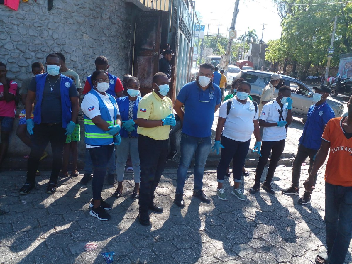PrimatureHT's tweet photo. [COMMUNIQUÉ DE PRESSE]

Le gouvernement au chevet des déplacés : solidarité, action et engagement sur le terrain

Port-au-Prince, le vendredi 18 avril 2025.- En ce vendredi 18 avril, le gouvernement haïtien a intensifié ses efforts pour venir en aide aux milliers de personnes déplacées, victimes des violences armées et de l’instabilité persistante. Animé par un profond sens des responsabilités et une volonté ferme de soulager les plus vulnérables, l’État a mené plusieurs actions concrètes visant à répondre aux besoins urgents des populations affectées.

Dès les premières heures de la matinée, une distribution de kits alimentaires et de kits sanitaires a été effectuée dans la zone de Bourdon, notamment sur les sites suivants :

•Site OPC
•Site de l’École Nationale de Colombie

Ces distributions ont permis de fournir une aide essentielle à des familles en situation de grande précarité.

À la mi-journée, l’élan de solidarité s’est poursuivi avec la distribution de plats chauds sur quatre sites d’accueil pour déplacés internes :

•École Nationale de la République d’Équateur
•Bureau du Travail / MAST
•MTPTC
•MSF

Ces interventions ne se limitent pas à une assistance ponctuelle. Elles illustrent l’engagement constant du gouvernement à rester aux côtés de chaque citoyen touché par cette crise, en mettant en œuvre des actions tangibles, humaines et coordonnées.

Le gouvernement exprime sa profonde gratitude à l’ensemble des partenaires, bénévoles et institutions qui, avec détermination et dévouement, unissent leurs forces pour faire face à cette situation d’urgence et redonner un souffle d’espoir aux plus démunis.

Plus que jamais, l’État reste mobilisé, solidaire et résolument engagé à accompagner le peuple haïtien sur le chemin de la résilience, de la dignité et de la reconstruction.

-FIN-