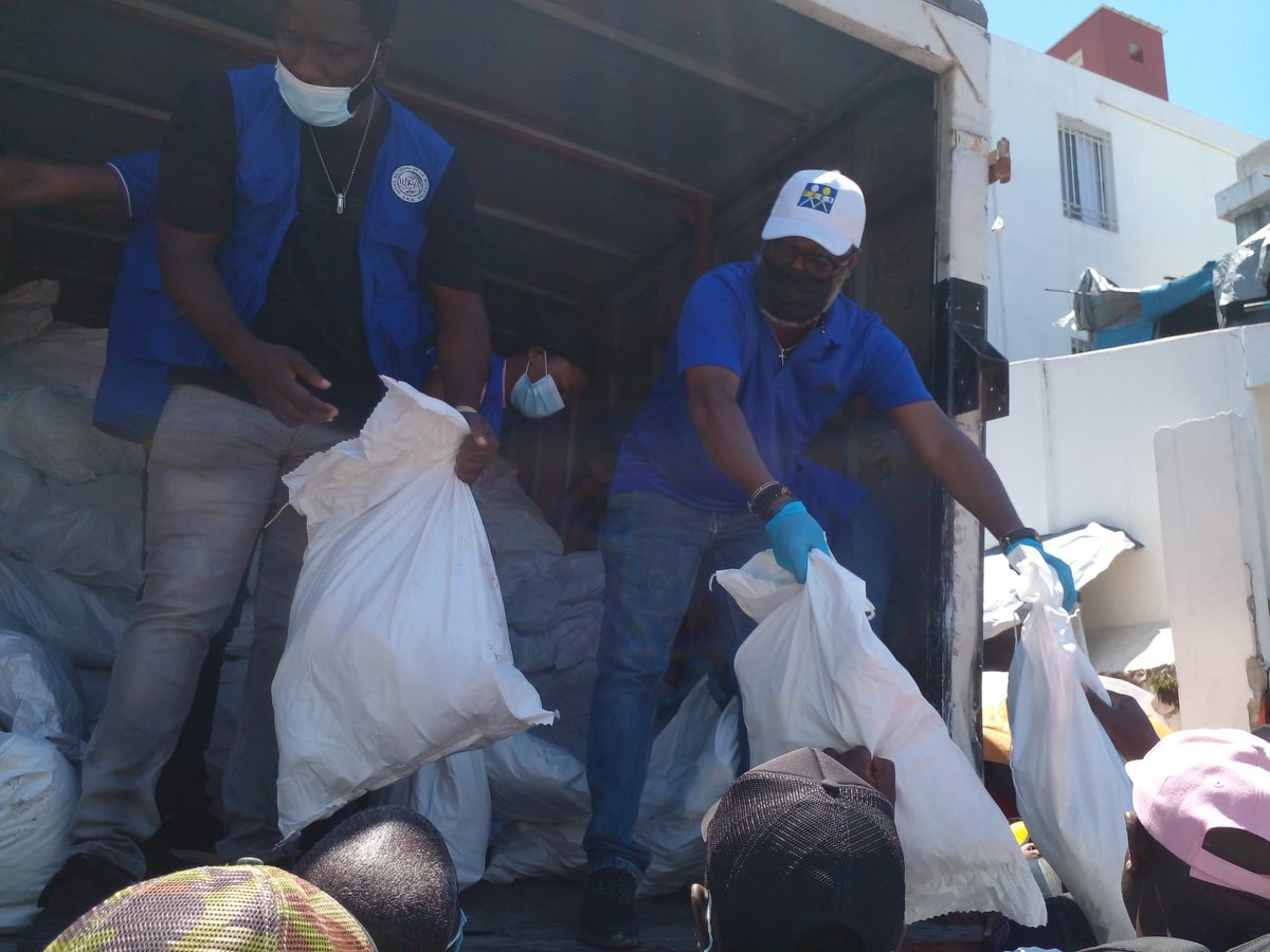 PrimatureHT's tweet photo. [COMMUNIQUÉ DE PRESSE]

Le gouvernement au chevet des déplacés : solidarité, action et engagement sur le terrain

Port-au-Prince, le vendredi 18 avril 2025.- En ce vendredi 18 avril, le gouvernement haïtien a intensifié ses efforts pour venir en aide aux milliers de personnes déplacées, victimes des violences armées et de l’instabilité persistante. Animé par un profond sens des responsabilités et une volonté ferme de soulager les plus vulnérables, l’État a mené plusieurs actions concrètes visant à répondre aux besoins urgents des populations affectées.

Dès les premières heures de la matinée, une distribution de kits alimentaires et de kits sanitaires a été effectuée dans la zone de Bourdon, notamment sur les sites suivants :

•Site OPC
•Site de l’École Nationale de Colombie

Ces distributions ont permis de fournir une aide essentielle à des familles en situation de grande précarité.

À la mi-journée, l’élan de solidarité s’est poursuivi avec la distribution de plats chauds sur quatre sites d’accueil pour déplacés internes :

•École Nationale de la République d’Équateur
•Bureau du Travail / MAST
•MTPTC
•MSF

Ces interventions ne se limitent pas à une assistance ponctuelle. Elles illustrent l’engagement constant du gouvernement à rester aux côtés de chaque citoyen touché par cette crise, en mettant en œuvre des actions tangibles, humaines et coordonnées.

Le gouvernement exprime sa profonde gratitude à l’ensemble des partenaires, bénévoles et institutions qui, avec détermination et dévouement, unissent leurs forces pour faire face à cette situation d’urgence et redonner un souffle d’espoir aux plus démunis.

Plus que jamais, l’État reste mobilisé, solidaire et résolument engagé à accompagner le peuple haïtien sur le chemin de la résilience, de la dignité et de la reconstruction.

-FIN-