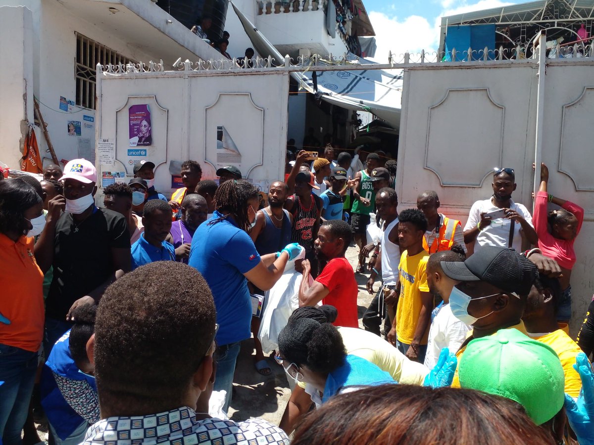 PrimatureHT's tweet photo. [COMMUNIQUÉ DE PRESSE]

Le gouvernement au chevet des déplacés : solidarité, action et engagement sur le terrain

Port-au-Prince, le vendredi 18 avril 2025.- En ce vendredi 18 avril, le gouvernement haïtien a intensifié ses efforts pour venir en aide aux milliers de personnes déplacées, victimes des violences armées et de l’instabilité persistante. Animé par un profond sens des responsabilités et une volonté ferme de soulager les plus vulnérables, l’État a mené plusieurs actions concrètes visant à répondre aux besoins urgents des populations affectées.

Dès les premières heures de la matinée, une distribution de kits alimentaires et de kits sanitaires a été effectuée dans la zone de Bourdon, notamment sur les sites suivants :

•Site OPC
•Site de l’École Nationale de Colombie

Ces distributions ont permis de fournir une aide essentielle à des familles en situation de grande précarité.

À la mi-journée, l’élan de solidarité s’est poursuivi avec la distribution de plats chauds sur quatre sites d’accueil pour déplacés internes :

•École Nationale de la République d’Équateur
•Bureau du Travail / MAST
•MTPTC
•MSF

Ces interventions ne se limitent pas à une assistance ponctuelle. Elles illustrent l’engagement constant du gouvernement à rester aux côtés de chaque citoyen touché par cette crise, en mettant en œuvre des actions tangibles, humaines et coordonnées.

Le gouvernement exprime sa profonde gratitude à l’ensemble des partenaires, bénévoles et institutions qui, avec détermination et dévouement, unissent leurs forces pour faire face à cette situation d’urgence et redonner un souffle d’espoir aux plus démunis.

Plus que jamais, l’État reste mobilisé, solidaire et résolument engagé à accompagner le peuple haïtien sur le chemin de la résilience, de la dignité et de la reconstruction.

-FIN-