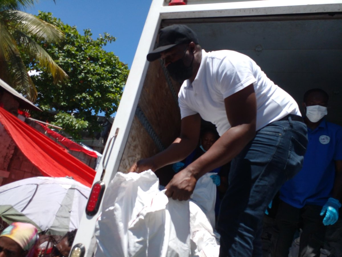PrimatureHT's tweet photo. [COMMUNIQUÉ DE PRESSE]

Le gouvernement au chevet des déplacés : solidarité, action et engagement sur le terrain

Port-au-Prince, le vendredi 18 avril 2025.- En ce vendredi 18 avril, le gouvernement haïtien a intensifié ses efforts pour venir en aide aux milliers de personnes déplacées, victimes des violences armées et de l’instabilité persistante. Animé par un profond sens des responsabilités et une volonté ferme de soulager les plus vulnérables, l’État a mené plusieurs actions concrètes visant à répondre aux besoins urgents des populations affectées.

Dès les premières heures de la matinée, une distribution de kits alimentaires et de kits sanitaires a été effectuée dans la zone de Bourdon, notamment sur les sites suivants :

•Site OPC
•Site de l’École Nationale de Colombie

Ces distributions ont permis de fournir une aide essentielle à des familles en situation de grande précarité.

À la mi-journée, l’élan de solidarité s’est poursuivi avec la distribution de plats chauds sur quatre sites d’accueil pour déplacés internes :

•École Nationale de la République d’Équateur
•Bureau du Travail / MAST
•MTPTC
•MSF

Ces interventions ne se limitent pas à une assistance ponctuelle. Elles illustrent l’engagement constant du gouvernement à rester aux côtés de chaque citoyen touché par cette crise, en mettant en œuvre des actions tangibles, humaines et coordonnées.

Le gouvernement exprime sa profonde gratitude à l’ensemble des partenaires, bénévoles et institutions qui, avec détermination et dévouement, unissent leurs forces pour faire face à cette situation d’urgence et redonner un souffle d’espoir aux plus démunis.

Plus que jamais, l’État reste mobilisé, solidaire et résolument engagé à accompagner le peuple haïtien sur le chemin de la résilience, de la dignité et de la reconstruction.

-FIN-