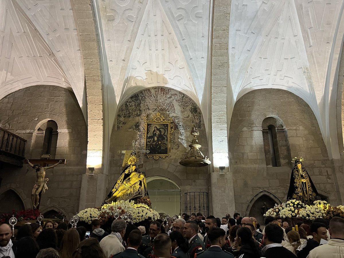 Las tres imágenes ya descansan en el interior del templo. La parroquia de San Vicente permanecerá abierta para todos los que deseen acudir.

#SemanaSantaZamora
#NuestraMadre
#ProcesionNMA25