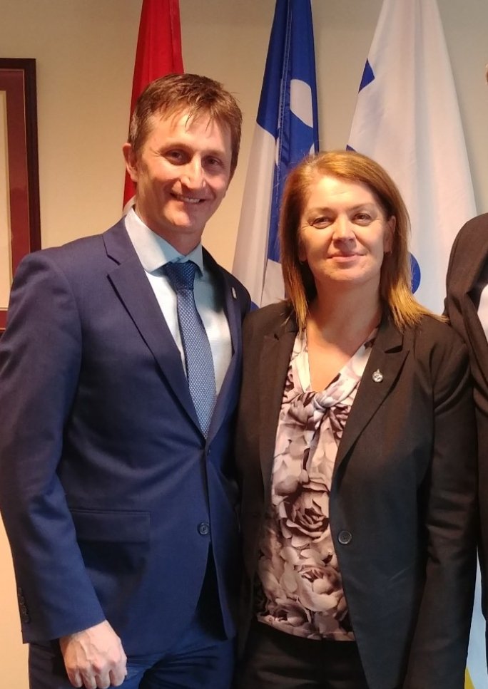Chris Ross (@chrisvpross) on Twitter photo À l’approche des élections la semaine prochaine, je veux prendre un moment pour exprimer mon appui à ma députée locale, <a href="/SherryRomanado/">Sherry Romanado</a> qui aura encore une fois mon vote. Au-delà de son engagement envers la communauté, elle porte une conviction profonde qui me touche À l’approche des élections la semaine prochaine, je veux prendre un moment pour exprimer mon appui à ma députée locale, <a href="/SherryRomanado/">Sherry Romanado</a> qui aura encore une fois mon vote. Au-delà de son engagement envers la communauté, elle porte une conviction profonde qui me touche