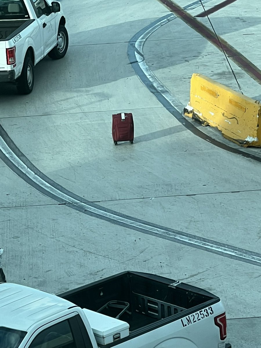 JDavis843's tweet photo. @AmericanAir there is a rogue bag outside D30 at Miami international that no one has bothered to corral for half an hour or more. https://t.co/kxm8T4TgZv
