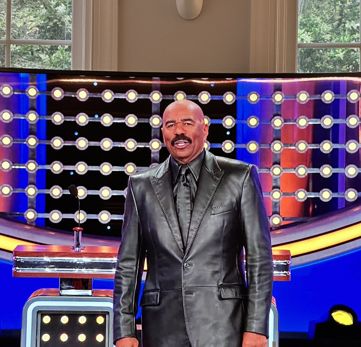 ulshieface's tweet photo. I see you @IAmSteveHarvey 

#LookinGood #FamilyFeud #Invited2TheParty https://t.co/RWjeqE5GM5