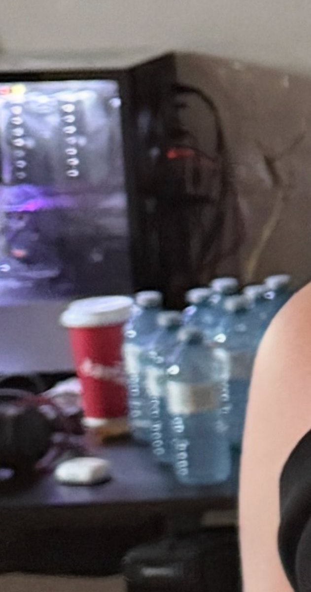 happy with the bit of progress i’m seeing again w starting to work out at home 🥲

also stay hydrated