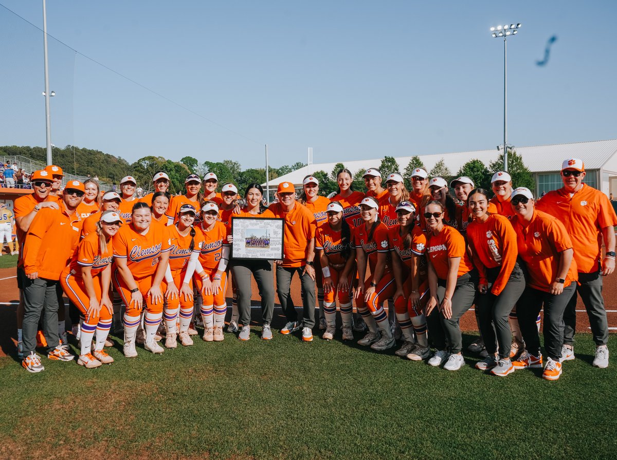 Help us celebrate our graduate assistant, Taylor Roby! 

So grateful she's been a part of our staff the last two years 🧡🤍