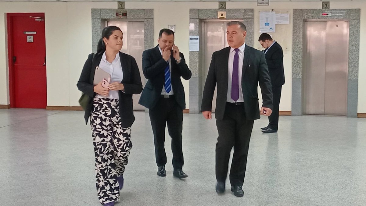 nino_mendez's tweet photo. Compartir  defensa con tu hija es un privilegio que pocos abogados viven. Ni la primera ni la última causa juntos . Imagen q refleja 1 compromiso generacional con el derecho. Una  defensa, una convicción: ejercer el derecho dejando huellas

#LegadoJurídico #Semega #DefensaTécnica https://t.co/AljqtziSB2