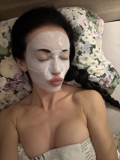 Watch Zuzu Sweet's leaked NSFW photo on TwXstars