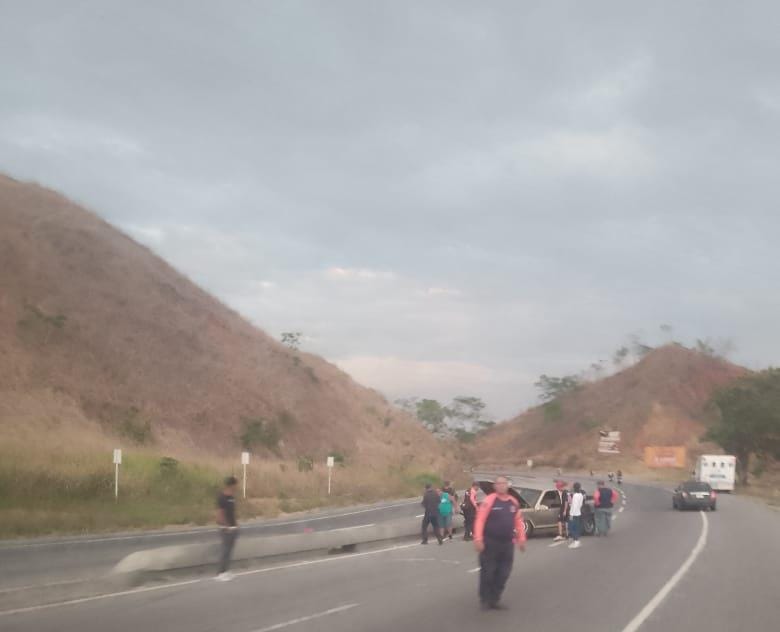 MaquinaDelAire's tweet photo. #Miranda #AFDM Autopista Fco de Miranda reportan choque de pickup contra defensa central después de pasar el Aeropuerto Caracas Sentido Valles del Tuy https://t.co/jP1fRIyg1I