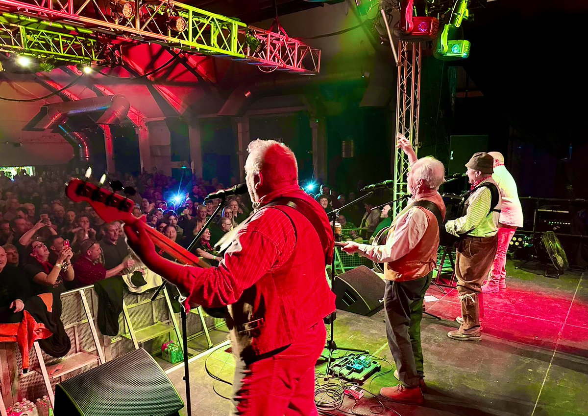 Andy Bennett (@andybennett01) on Twitter photo Spent the evening in the company of these fine young gentlemen!
🍎👏🍏
<a href="/TheWurzels/">The Wurzels🎶</a> <a href="/cheeseandgrain/">Cheese and Grain</a>
#TheWurzels Spent the evening in the company of these fine young gentlemen!
🍎👏🍏
<a href="/TheWurzels/">The Wurzels🎶</a> <a href="/cheeseandgrain/">Cheese and Grain</a>
#TheWurzels
