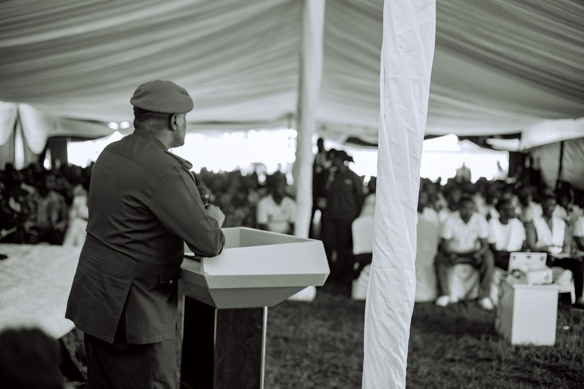 yim_africa's tweet photo. Umuvugizi w’ingabo z’uRwanda  @RwandaMoD Brig .Gen Ronald Rwivanga ari gutanga ikiganiro cyihariye kurubyiruko ruri mu mahugurwa ya #RVC2025 kugukunda igihugu no  gukoresha imbuga nkoranya mbaga mubyubaka igihugu bikazana inyungu , yarikumwe numuyobozi wingabo muri Division 5 https://t.co/Nogos5mFl3