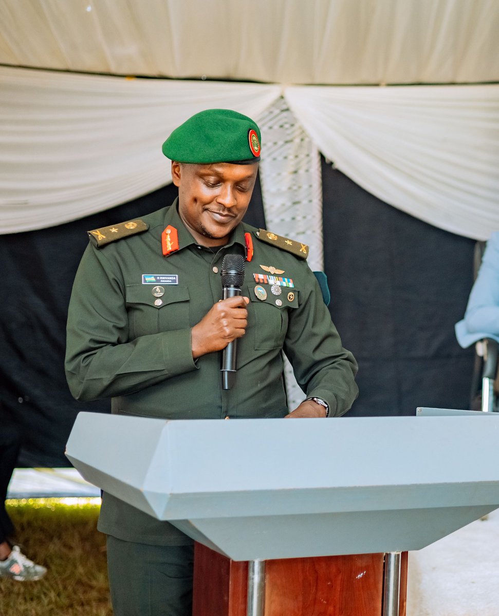 yim_africa's tweet photo. Umuvugizi w’ingabo z’uRwanda  @RwandaMoD Brig .Gen Ronald Rwivanga ari gutanga ikiganiro cyihariye kurubyiruko ruri mu mahugurwa ya #RVC2025 kugukunda igihugu no  gukoresha imbuga nkoranya mbaga mubyubaka igihugu bikazana inyungu , yarikumwe numuyobozi wingabo muri Division 5 https://t.co/Nogos5mFl3