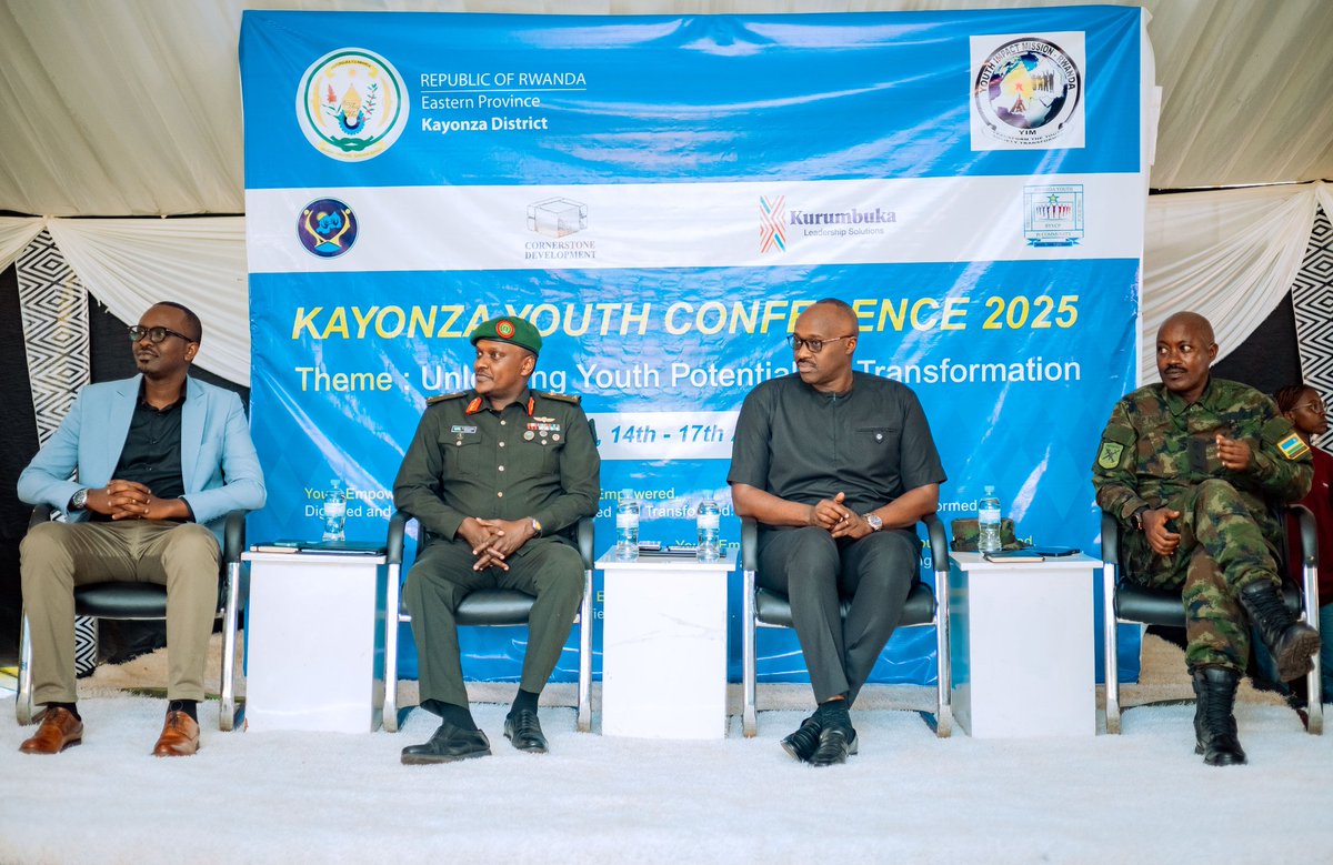 yim_africa's tweet photo. Umuvugizi w’ingabo z’uRwanda  @RwandaMoD Brig .Gen Ronald Rwivanga ari gutanga ikiganiro cyihariye kurubyiruko ruri mu mahugurwa ya #RVC2025 kugukunda igihugu no  gukoresha imbuga nkoranya mbaga mubyubaka igihugu bikazana inyungu , yarikumwe numuyobozi wingabo muri Division 5 https://t.co/Nogos5mFl3