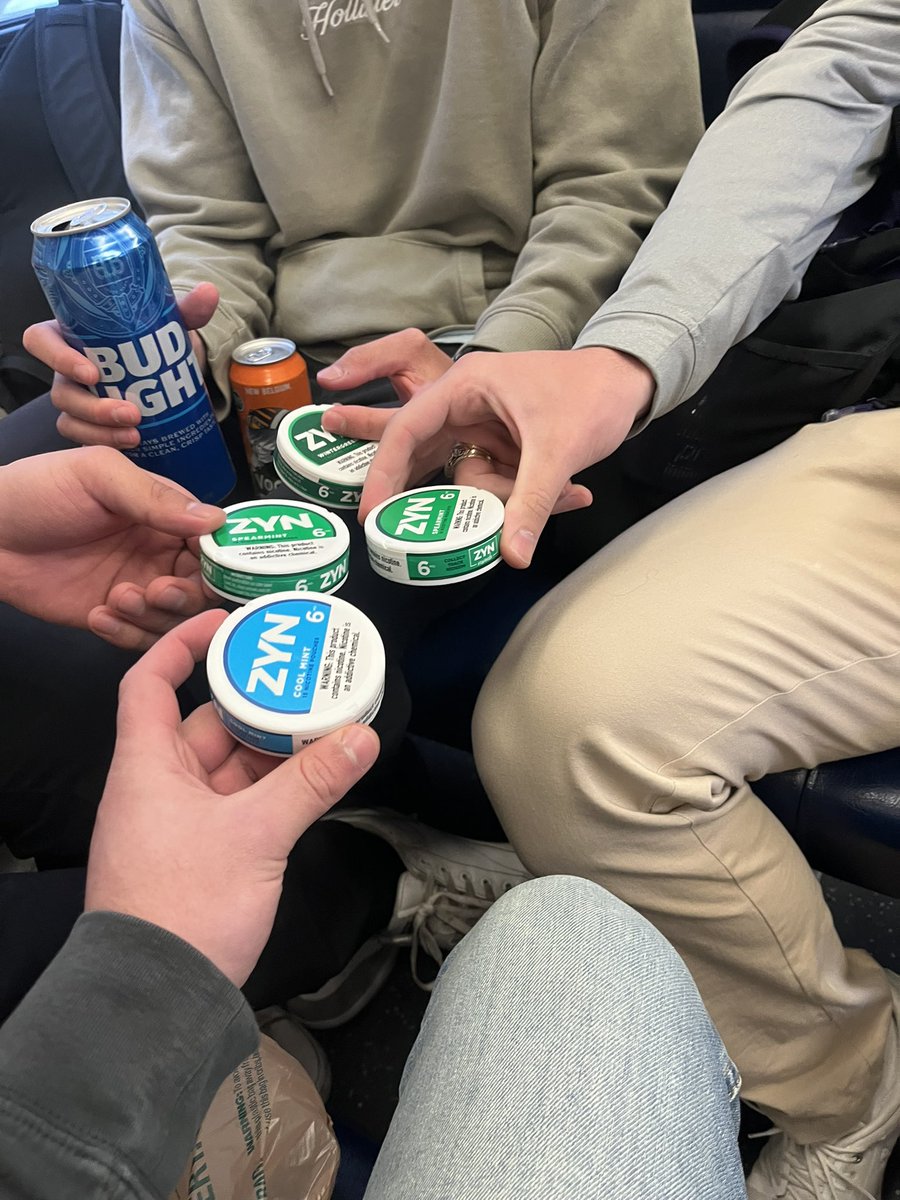 markbotts7's tweet photo. Y’all mind if these white boys catch a vibe on a Friday night @milfhunter_1968 https://t.co/5n2BxBwRin