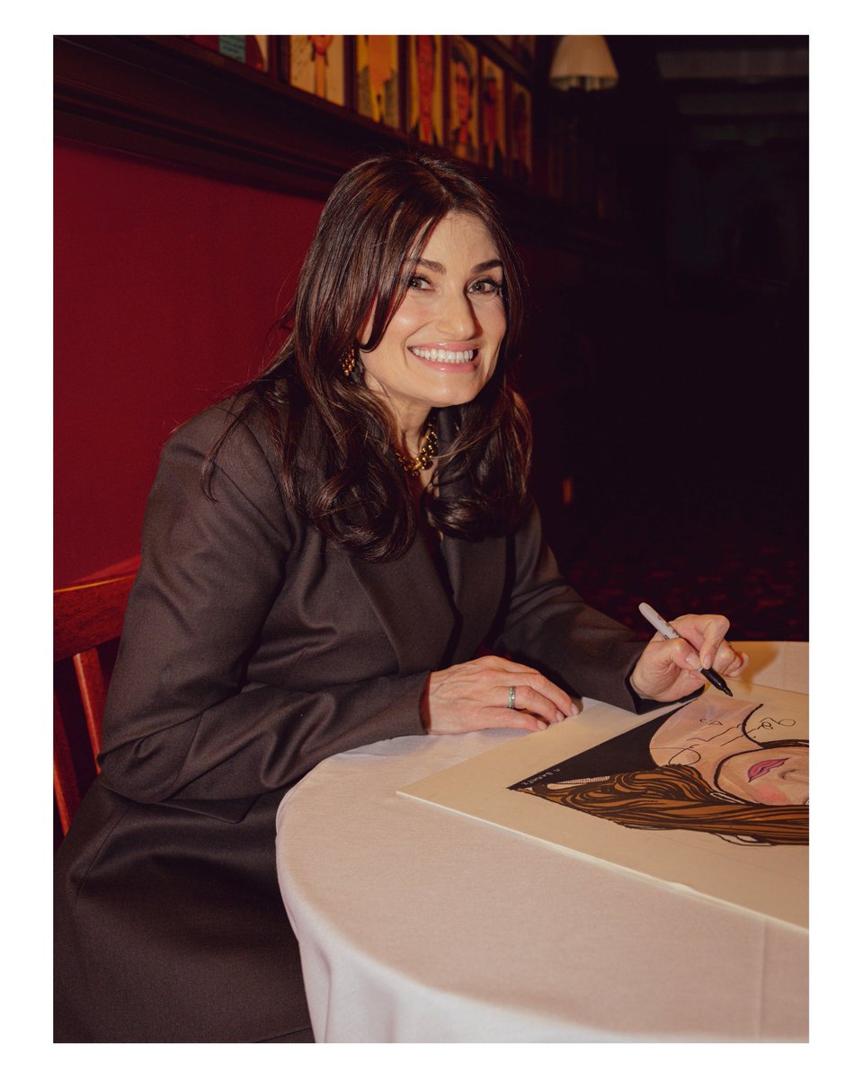 The lovely + talented Tony winning actress and #Broadway powerhouse #IdinaMenzel receiving her caricature at the world-famous #Sardis restaurant!! 
📷 Nicole Wilson

#Broadway #BwayShow #BroadwayPhotographer