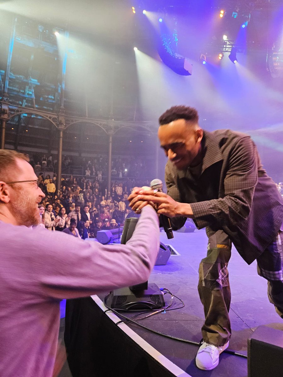 LuckyJim1980's tweet photo. @munyachawawa @KojeyRadical @DDoubleE7 @RoundhouseLDN Great show! My face aches from laughing.

Embracing my new identity as Babatunde following my bold decision to be the only white guy on the front row. My Nigerian family are very amused. https://t.co/heceDxDos0