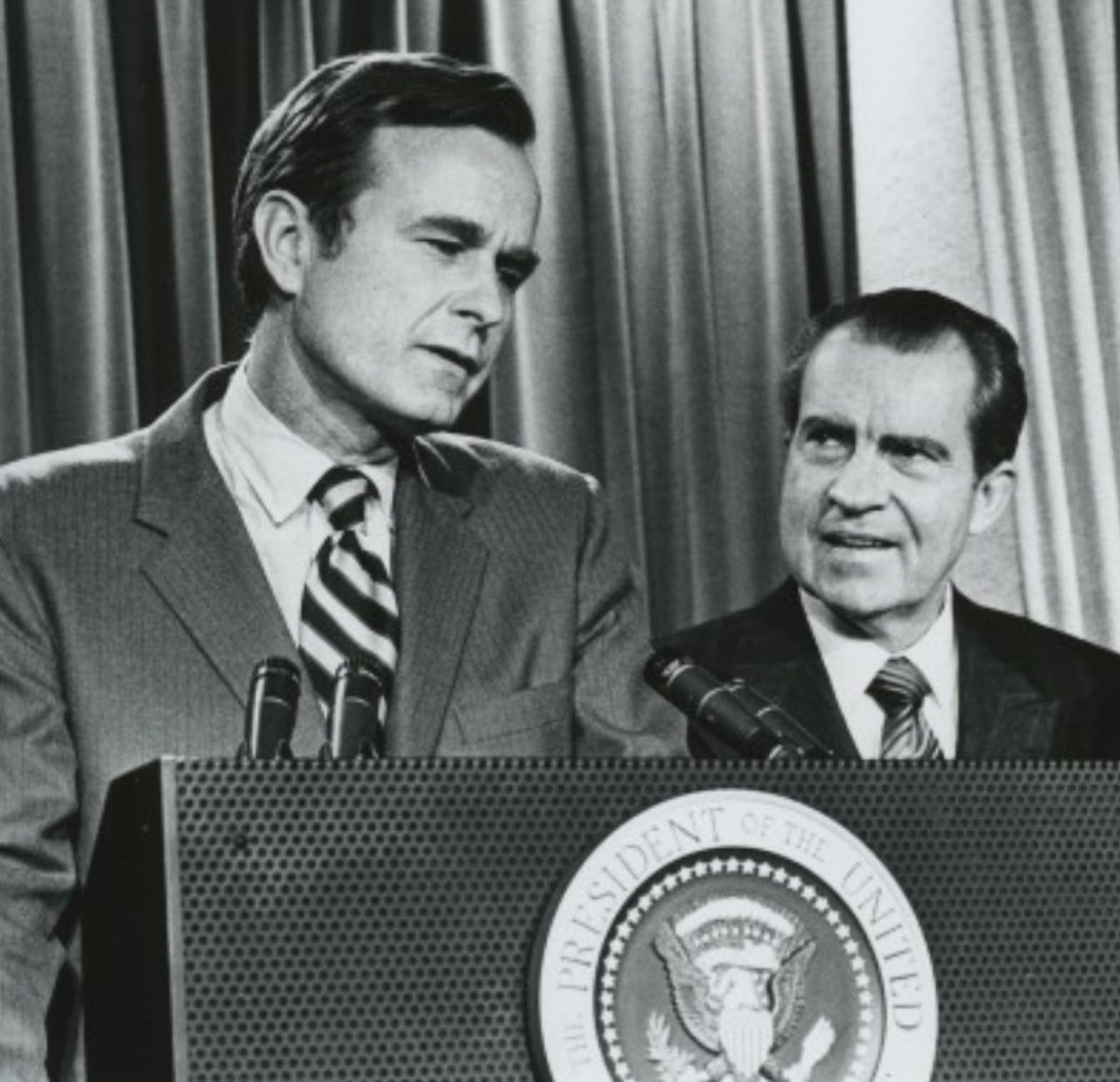 PrezWisdom's tweet image. SAY WHAT⁉️
“When he looked at George Bush—a handsome, patrician Yale man with no worries about money—he likely saw another version of Jack Kennedy 🇺🇸, which for him was not a recommendation.”
- Robert Dallek on Richard Nixon 🇺🇸 not selecting George HW Bush 🇺🇸 as his VP
#POTUS