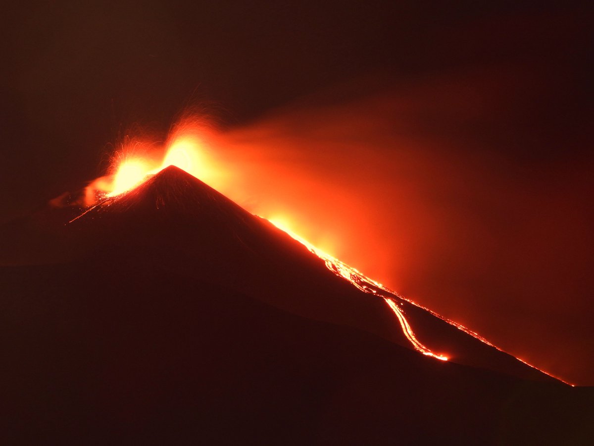 #Etna's Southeast Crater erupting with Strombolian activity for the 9th time in 5 weeks on the evening of 18 April 2025. Photos taken from Torre del Filosofo, at 3000 m elevation on the upper south flank of Etna, and from Nicolosi, on the south flank of the volcano.