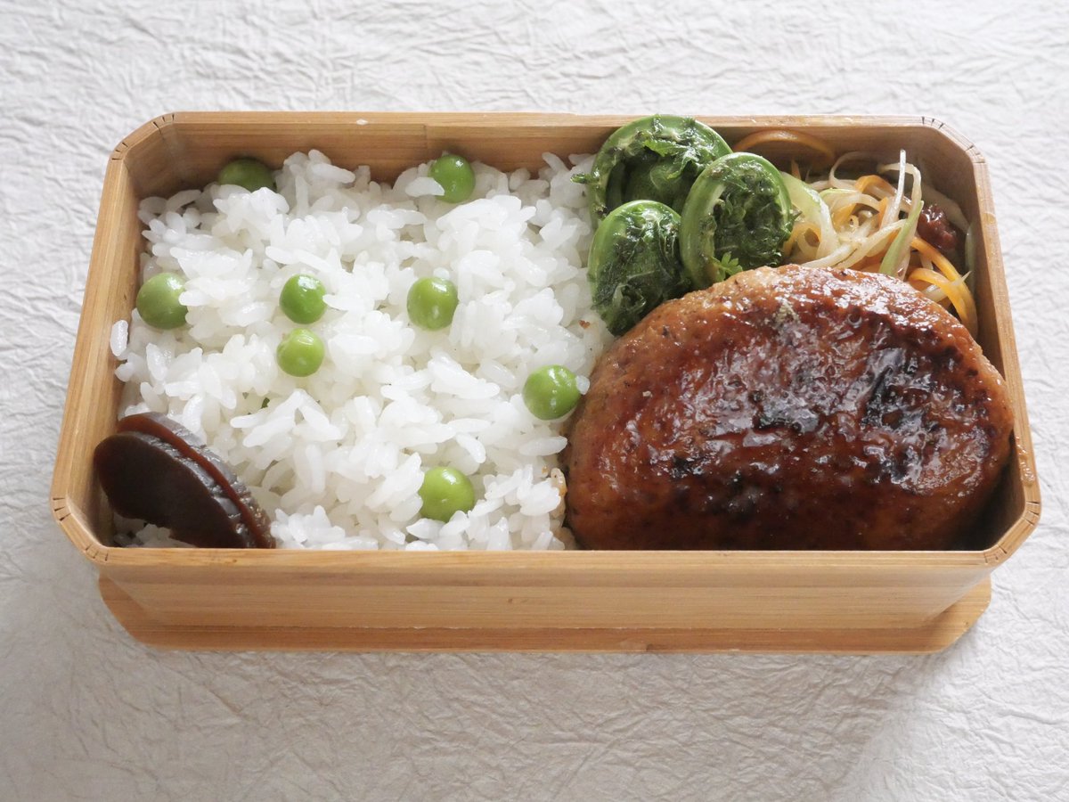 Marik02204's tweet photo. 自分のお弁当です。   グリーンピースご飯 240g(奈良漬)、地鶏つくね照焼、こごみ揚げ浸し、春夏金平。盛込み2分20秒。宜しくお願い致します。  #musobento https://t.co/jTfTcfsAKz
