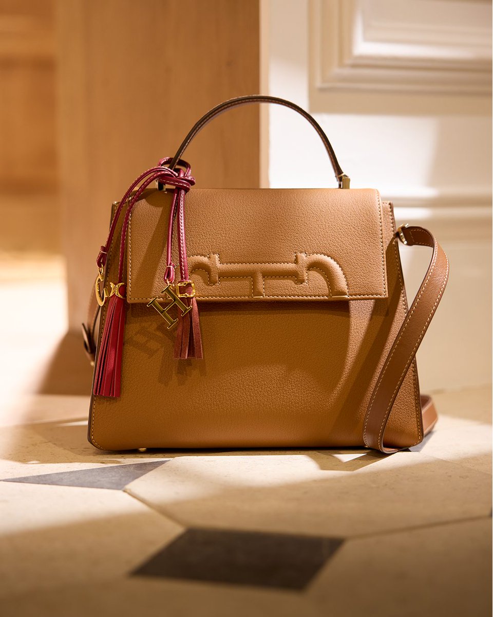 HouseofHerrera's tweet photo. Nothing quite like elegance handcrafted in leather to surprise mom. With a perfectly balanced construction and equestrian heart, #CHDomaInsignia makes a unique gift.
#CHInsignia #CHCarolinaHerrera https://t.co/iNtPgTuqW3