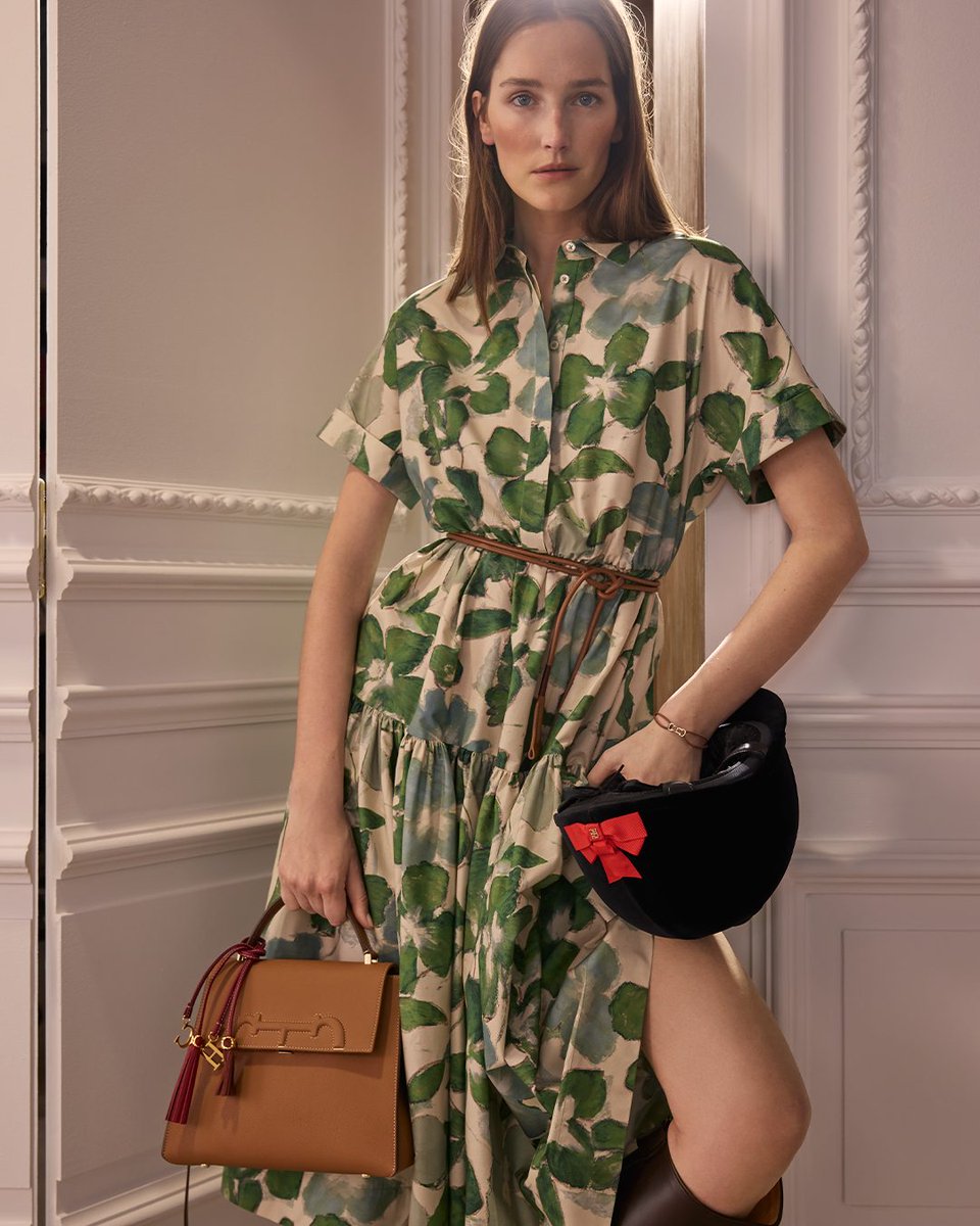 HouseofHerrera's tweet photo. Nothing quite like elegance handcrafted in leather to surprise mom. With a perfectly balanced construction and equestrian heart, #CHDomaInsignia makes a unique gift.
#CHInsignia #CHCarolinaHerrera https://t.co/iNtPgTuqW3