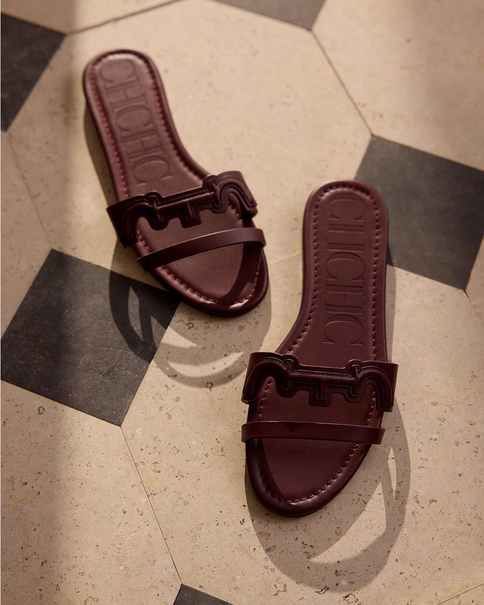 HouseofHerrera's tweet photo. Nothing quite like elegance handcrafted in leather to surprise mom. With a perfectly balanced construction and equestrian heart, #CHDomaInsignia makes a unique gift.
#CHInsignia #CHCarolinaHerrera https://t.co/iNtPgTuqW3