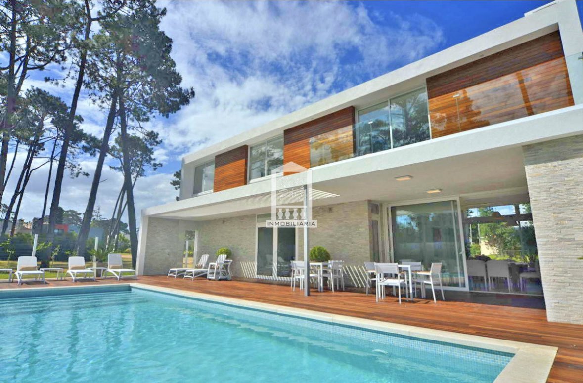 Casa de diseño en venta dentro del barrio privado más exclusivo de Punta del Este ubicado en Playa Mansa #PuntaDelEste