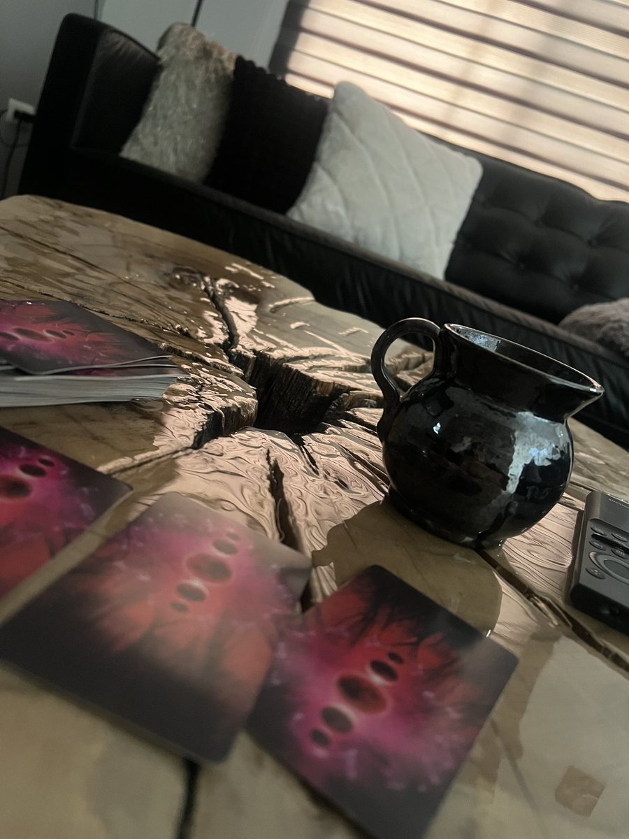 Mi novio gastándose una fortuna en nuestra mesita de centro de nogal que salió más cara que el comedor y yo diciendo que la manifesté. 🧙‍♀️🙊