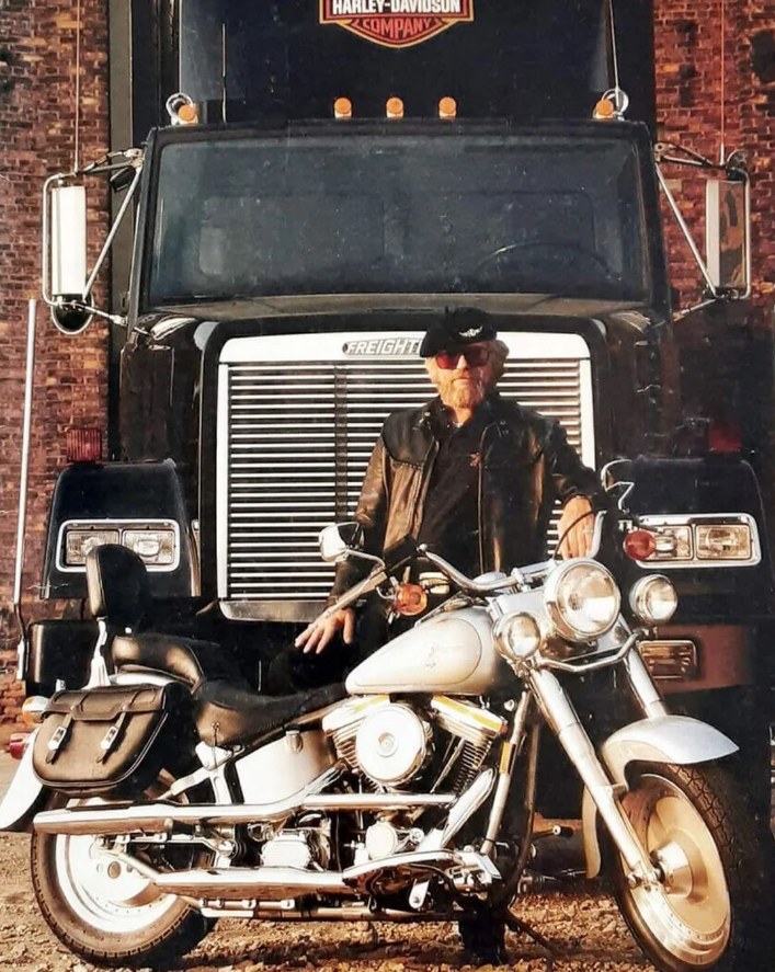 Willie G Davidson poses in front of one of his most iconic designs, the Fat Boy 💀💀💀

#SantaClaritaHarley #LFR #HarleyDavidson