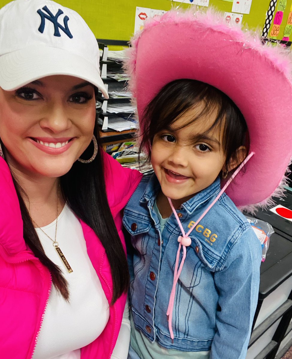 SummerPeavy's tweet photo. CBWP loves dressing up in April, to support our military students! 💜💜🇺🇸💜💜 @HoustonCountySD @MOAatRAFB https://t.co/lVM4FLqb6o