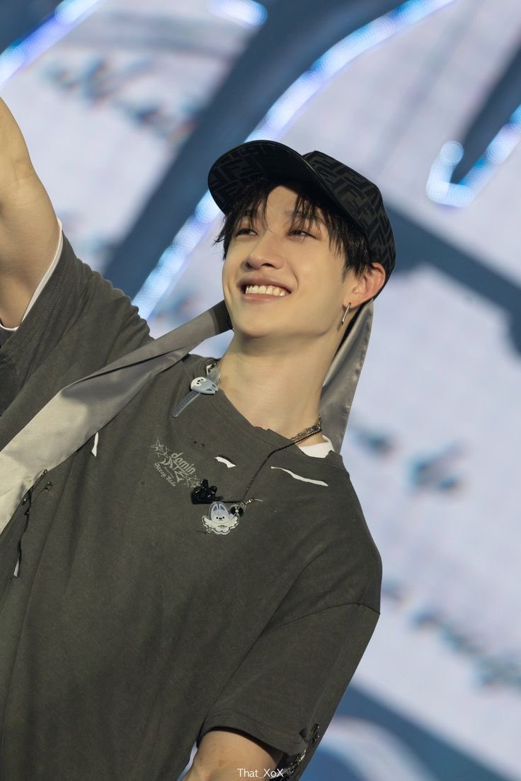 innieow's tweet photo. minchan au | lost 💫

minho es un padre muy amoroso y comprensivo con innie. cuando su grupo favorito (3racha) llega a la ciudad, decide llevarlo al concierto sin saber que este se perdería entre el público. en su desesperación por encontrarlo, logró llamar la atención de chan. https://t.co/feIFckrsp7