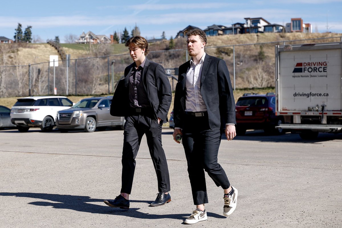 WHLHitmen's tweet photo. Hockey weather ☀️ https://t.co/JnsunRCnnh