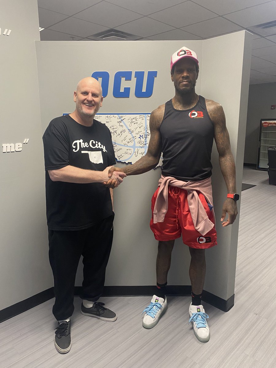 OCUmbball's tweet photo. Was awesome to have the 2008 NAIA National Player of the year Ollie Bailey hang out with us today, Ollie was a transfer from Rutgers and helped lead OCU to the 2008 National title. @NAIAHoopsReport @CascadeHoopTalk https://t.co/gI3rwws5mw