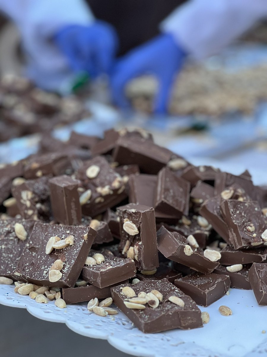 ¡La barra de chocolate más grande del mundo está en Bariloche! 

#Argentina #Patagonia #FiestaNacionalDelChocolate 🤎