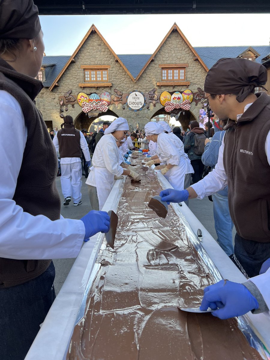 Bariloche_ar's tweet photo. ¡La barra de chocolate más grande del mundo está en Bariloche! 

#Argentina #Patagonia #FiestaNacionalDelChocolate 🤎 https://t.co/4dowbVvt33