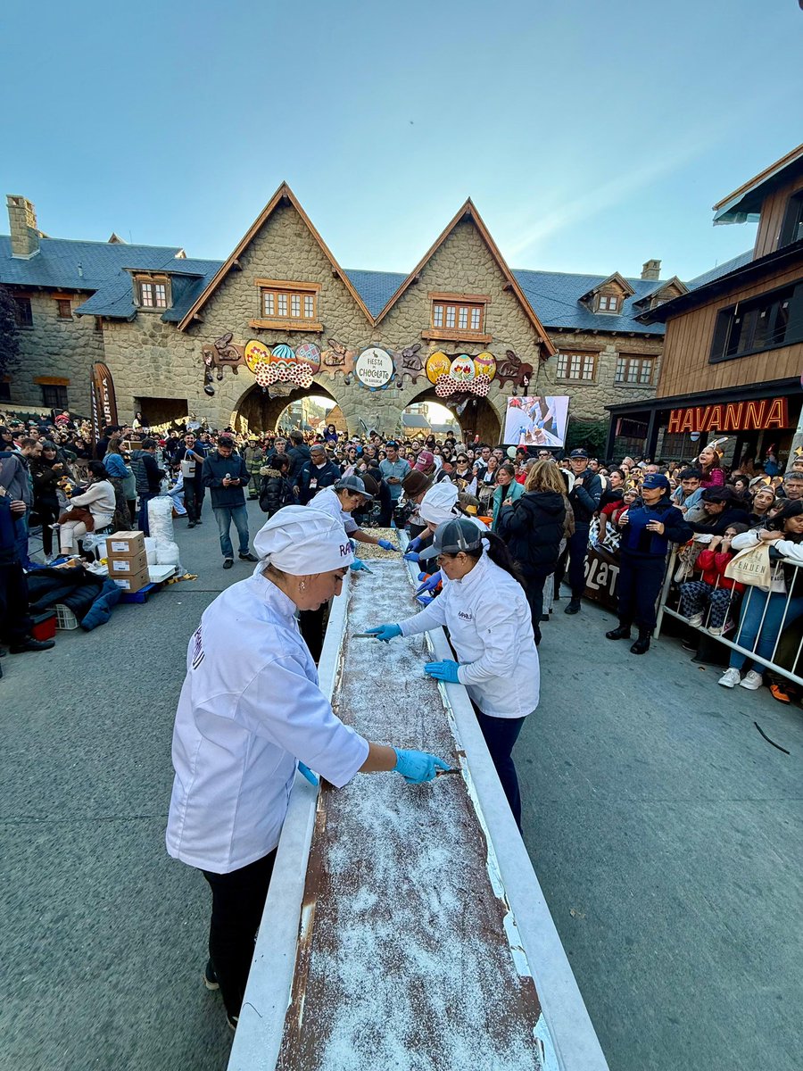Bariloche_ar's tweet photo. ¡La barra de chocolate más grande del mundo está en Bariloche! 

#Argentina #Patagonia #FiestaNacionalDelChocolate 🤎 https://t.co/4dowbVvt33