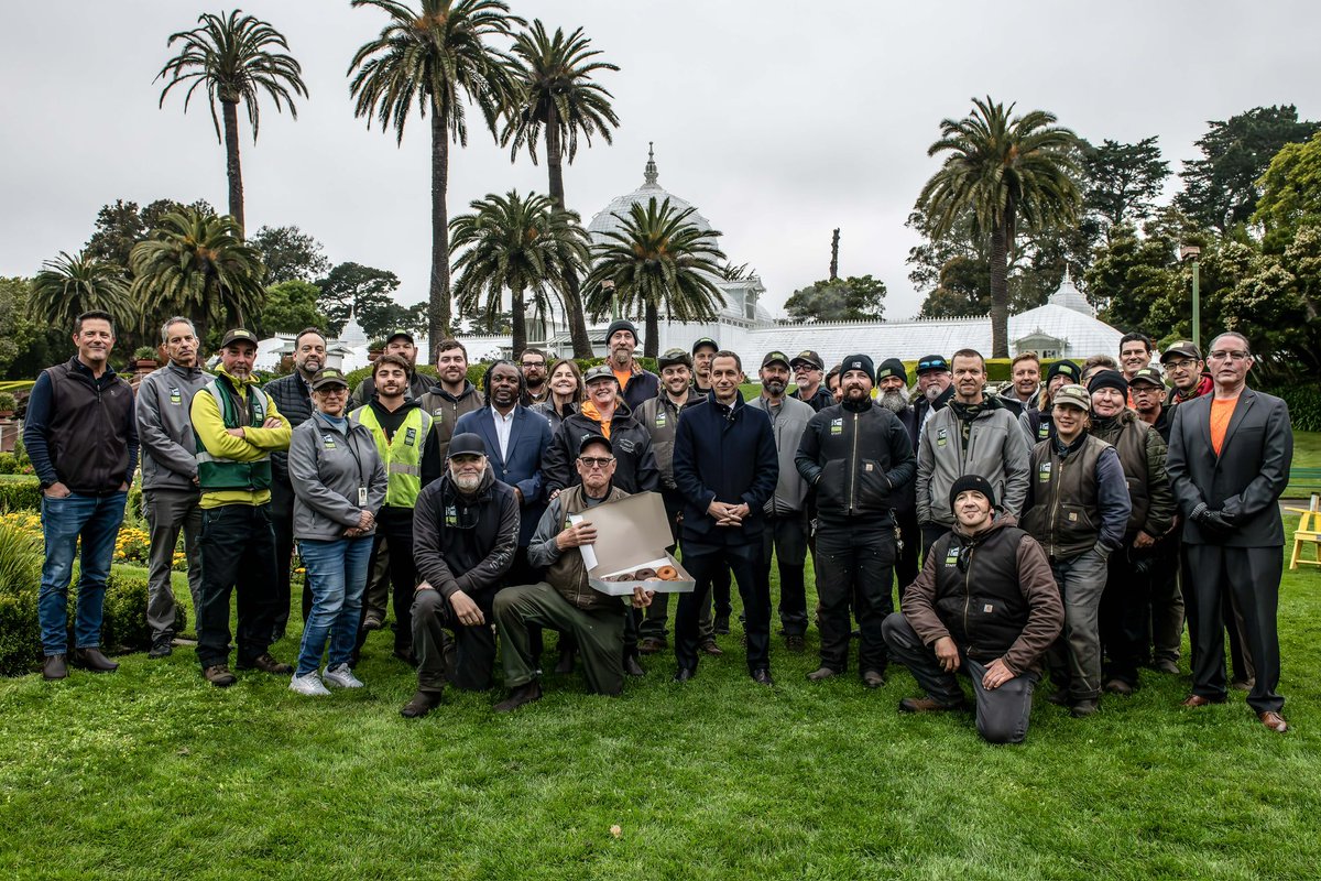 vincecourtney's tweet photo. Thank you Mayor @DanielLurieSF for taking the time on your 100th 💯 day in office to visit our hard-working @sfrecpark gardeners and horticulturalists to recognize their efforts to keep our parks beautiful and world-class. https://t.co/88rkWrBvaa