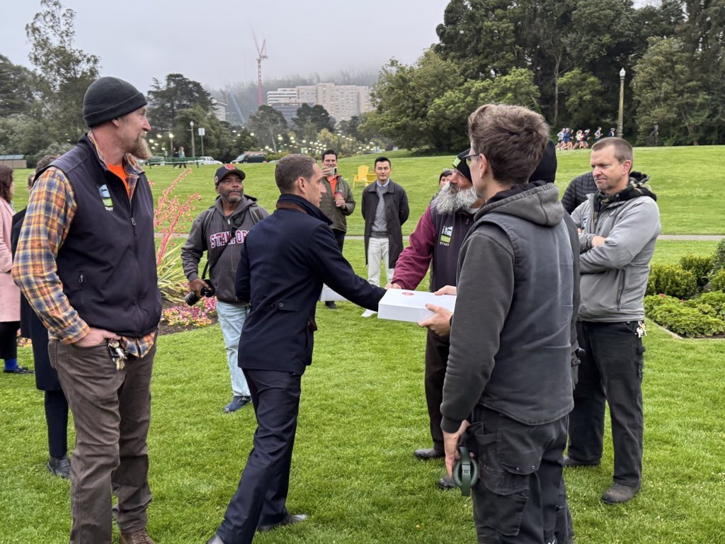 Thank you Mayor @DanielLurieSF for taking the time on your 100th 💯 day in office to visit our hard-working <a href="/sfrecpark/">SF Rec & Park</a> gardeners and horticulturalists to recognize their efforts to keep our parks beautiful and world-class.