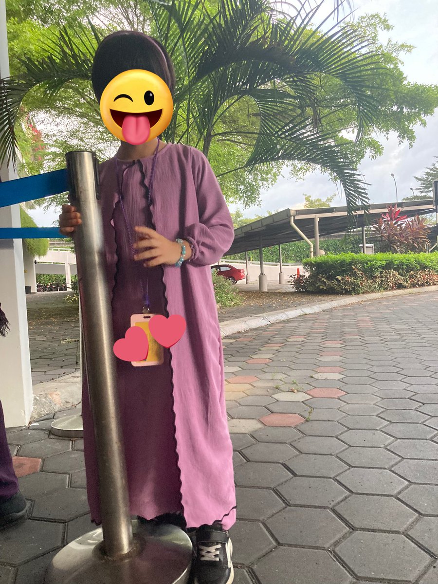 昨日は学校でハリラヤ🌙(イスラム教の断食明けのお祭り)のイベントでマレーシアっぽい格好で登校🧕
服装指定(強制ではない)のイベントがちょいちょいあって楽しんでます。