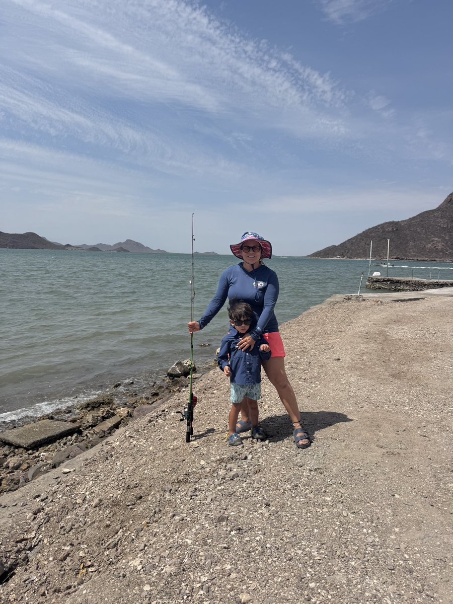 Acto de aparición solo para informarles que mi garbanzo a sus 3 años ganó el primer lugar en su primer torneo de pesca con un botete.