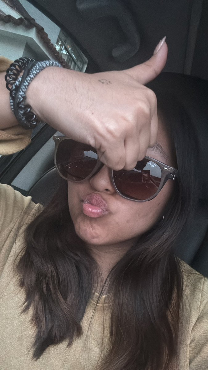 N18Pris's tweet photo. Podré no ver pero si o si usaré 2 lentes una para ver y otra porque me veo genial haciéndolo  jajajaj 💃🏻💁🏻‍♀️✨ https://t.co/JUdX5IQdNN