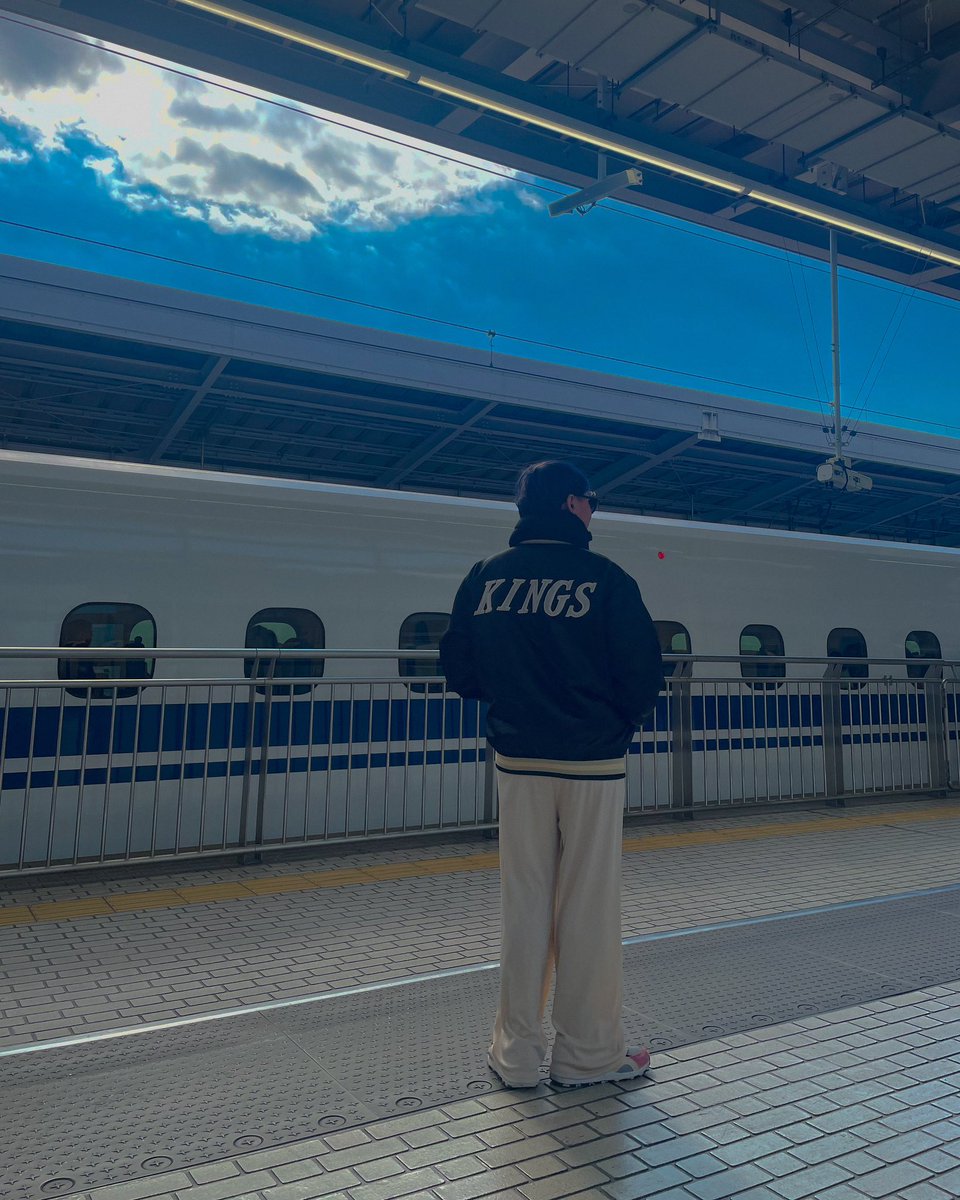 kirbyklaus's tweet image. Serving looks at 320 km/h. 🚅 

#ootdnikirby #kirbytravels #shinkansen #japan