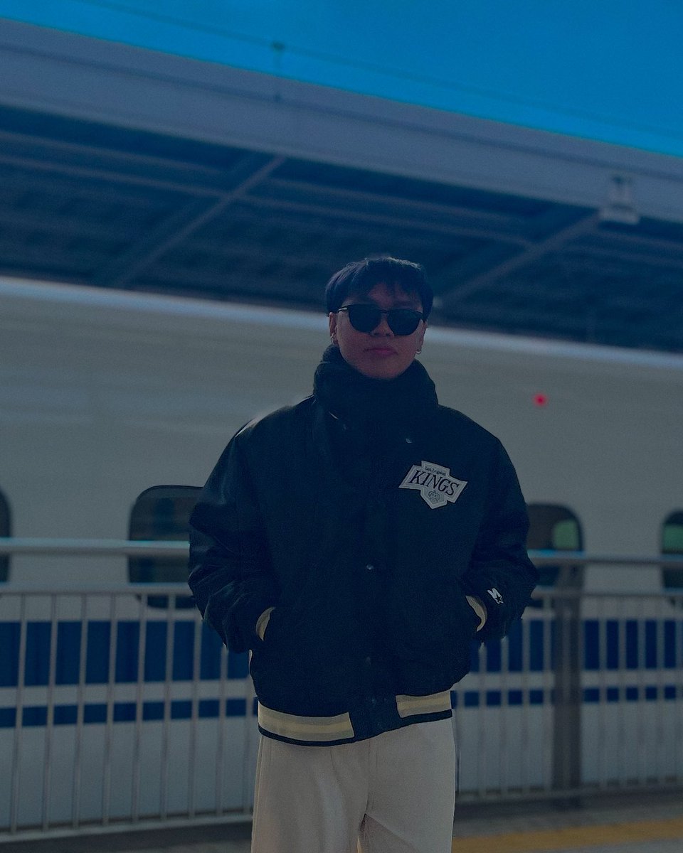 kirbyklaus's tweet image. Serving looks at 320 km/h. 🚅 

#ootdnikirby #kirbytravels #shinkansen #japan