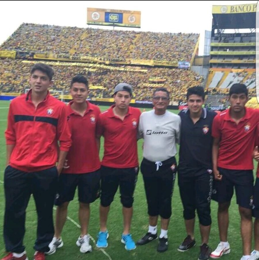 elrojoinforma's tweet photo. Como en el 2015, con todas las ganas y ñeque del mundo: en la foto Flor, Cela, Chaco, Loco Cortez, Macias, Segovia https://t.co/HDm69aN1gT