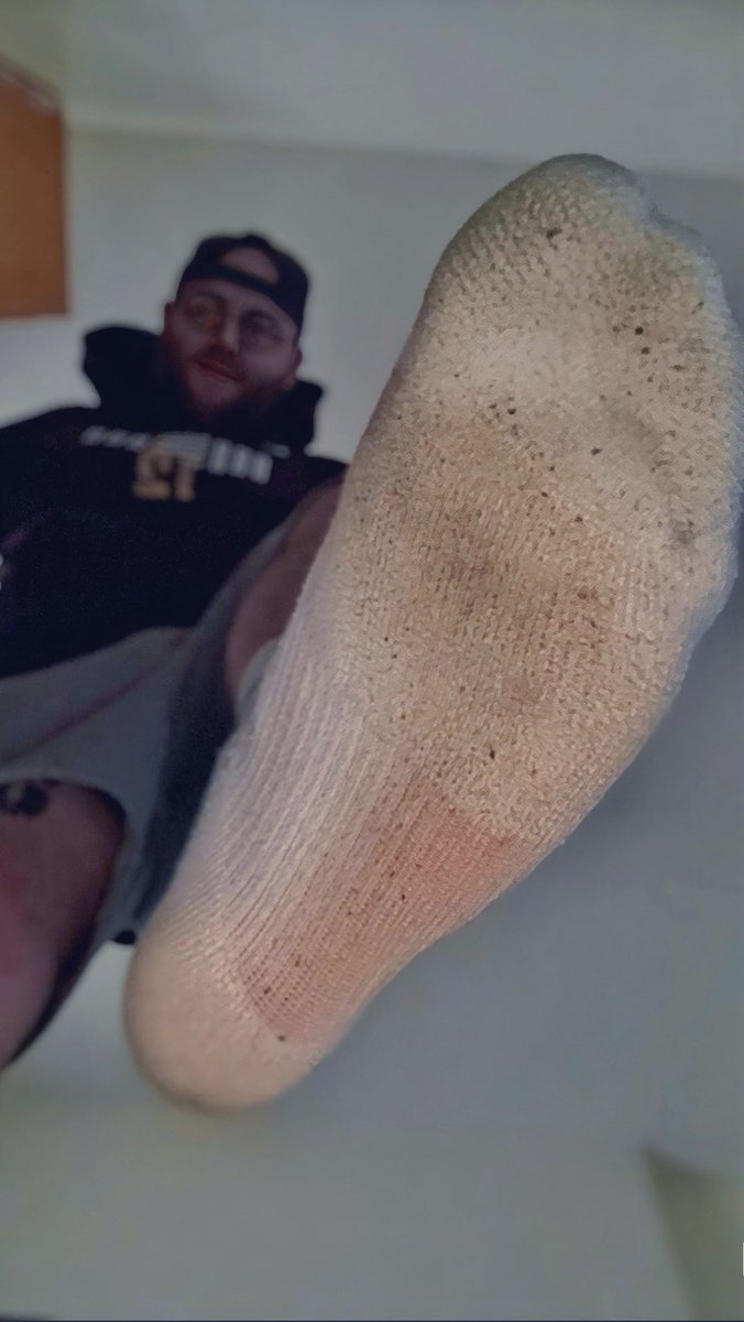 empty that wallet for me whilst i stomp on your face 😂🤑🦶🏼