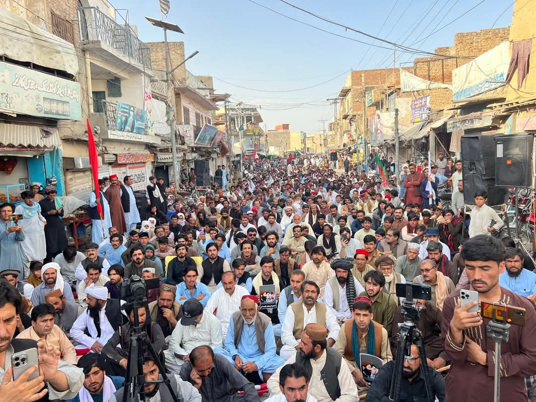 muqibullah12's tweet photo. د بر وطن افغانانو جبري ایستلو پر زد، پر پي ټي ایم غیر قانوني بندیز، د پښتونخوا وطن د وسایلو لوټ مار او د علي وزیر، صمد حاجی، ملک نصیر، حسین افریدي د غیر قانوني نیولو پر زد په جنوبي پښتونخوا لورالائی کي د پي ټي ایم او قامی ګوندو له اړخه احتجاجي مظاهره او .#ConfessionsAtGunpoint https://t.co/cxsEGh70IB