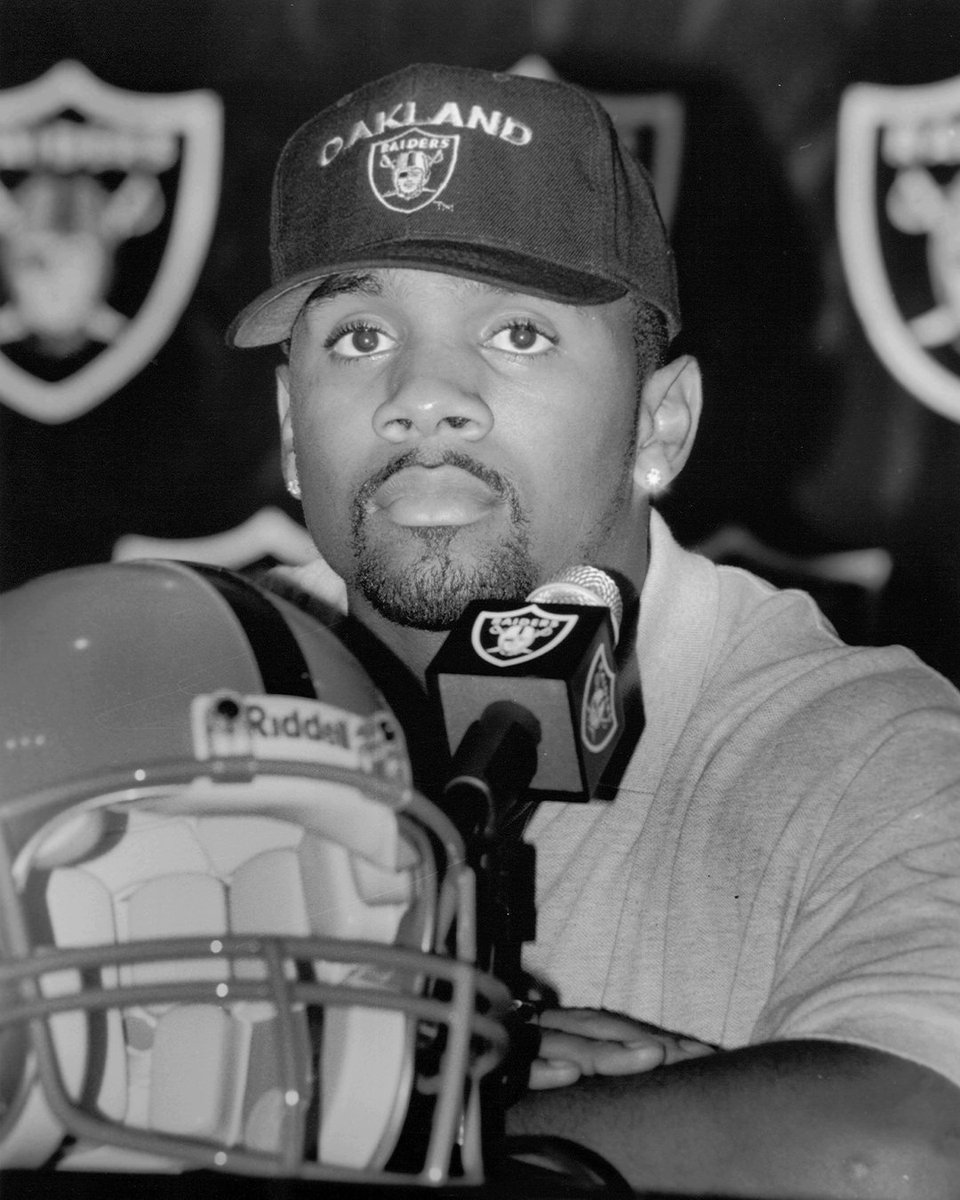 Raiders's tweet photo. On this day in 1998, the Oakland Raiders selected Heisman trophy winner @CharlesWoodson with the fourth overall pick in the first round of the NFL Draft.

#RaiderNation https://t.co/cCGNuq6d4a